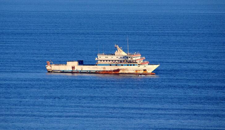 Yunanistan Sahil Güvenlik birimlerinin taciz ateşi açtığı gemi yeniden seyrine başladı G1