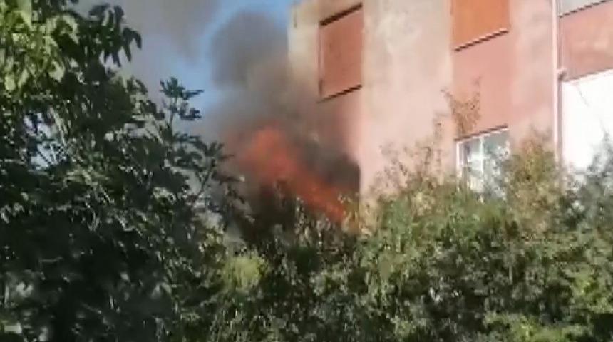 Öfkeli genç mahallede korkuya yol açtı! 'Pencereden lav fışkırdı'