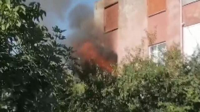 Öfkeli genç mahallede korkuya yol açtı! 'Pencereden lav fışkırdı'