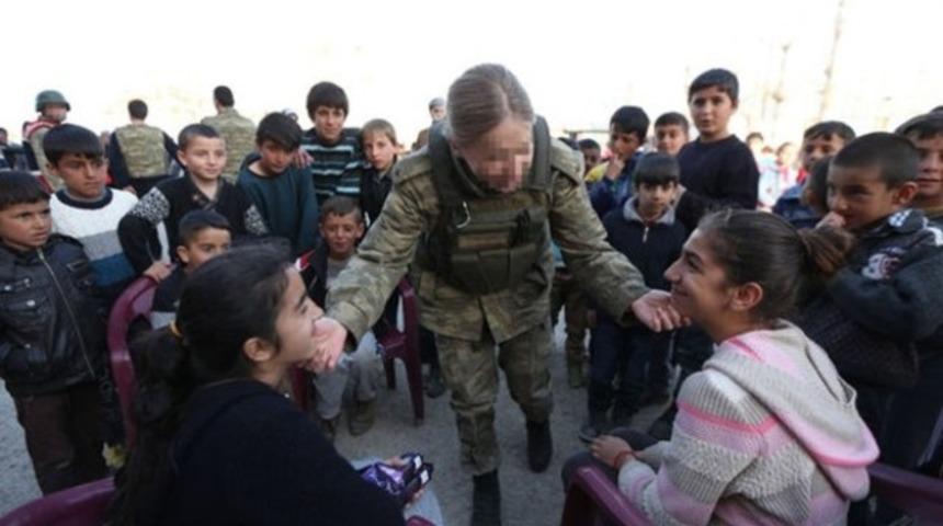 Hakkari'de kadın subaylar &ccedil;ocuklar ve anneleriyle yakından ilgilendi