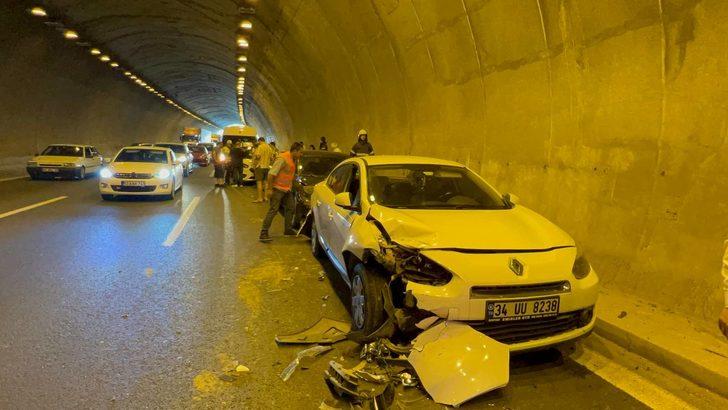 Kocaeli'de iki otomobilin çarpışması sonucu 2 kişi yaralandı G5