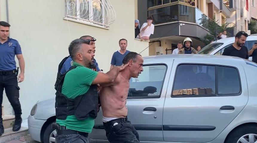 Akli dengesi yerinde olmayan şahıs ortalığı ayağa kaldırdı! Kendisini eve kilitledi, tavada cep telefonunu yaktı...