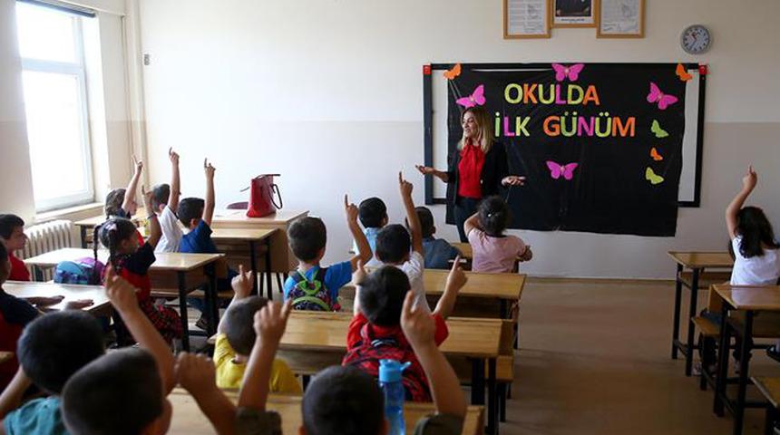 Bir ilk! Öğrenciler sınıfa girdiklerinde sıralarının üzerinde görecekler