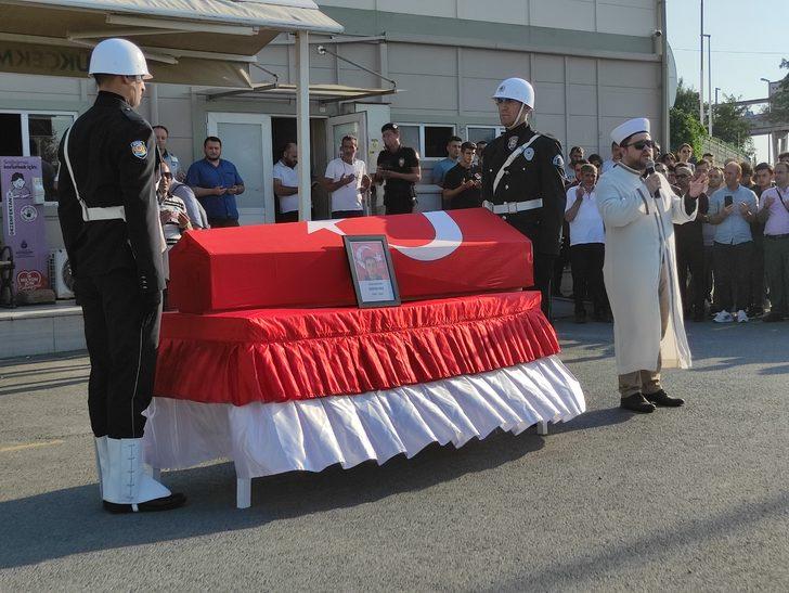 İstanbul'da silahın kazayla patlaması sonucu vefat eden polis için cenaze töreni G3