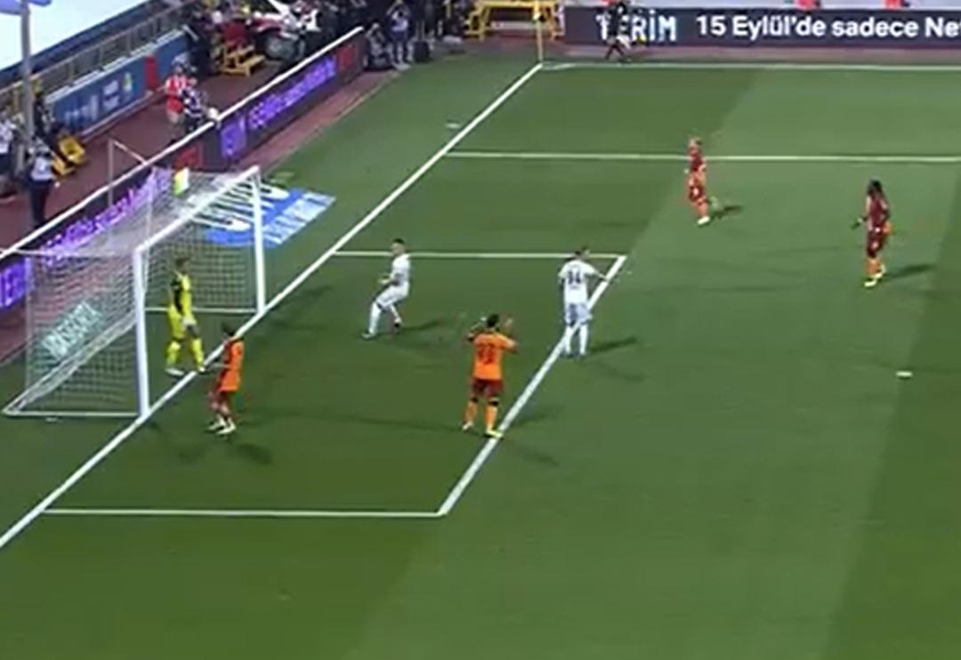 Ne yaptın Kerem Akt&uuml;rkoğlu! Ma&ccedil;ın hen&uuml;z 52. saniyesinde inanılması g&uuml;&ccedil; vuruş...