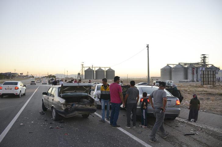 Karaman'da zincirleme trafik kazasında 4 kişi yaralandı G3