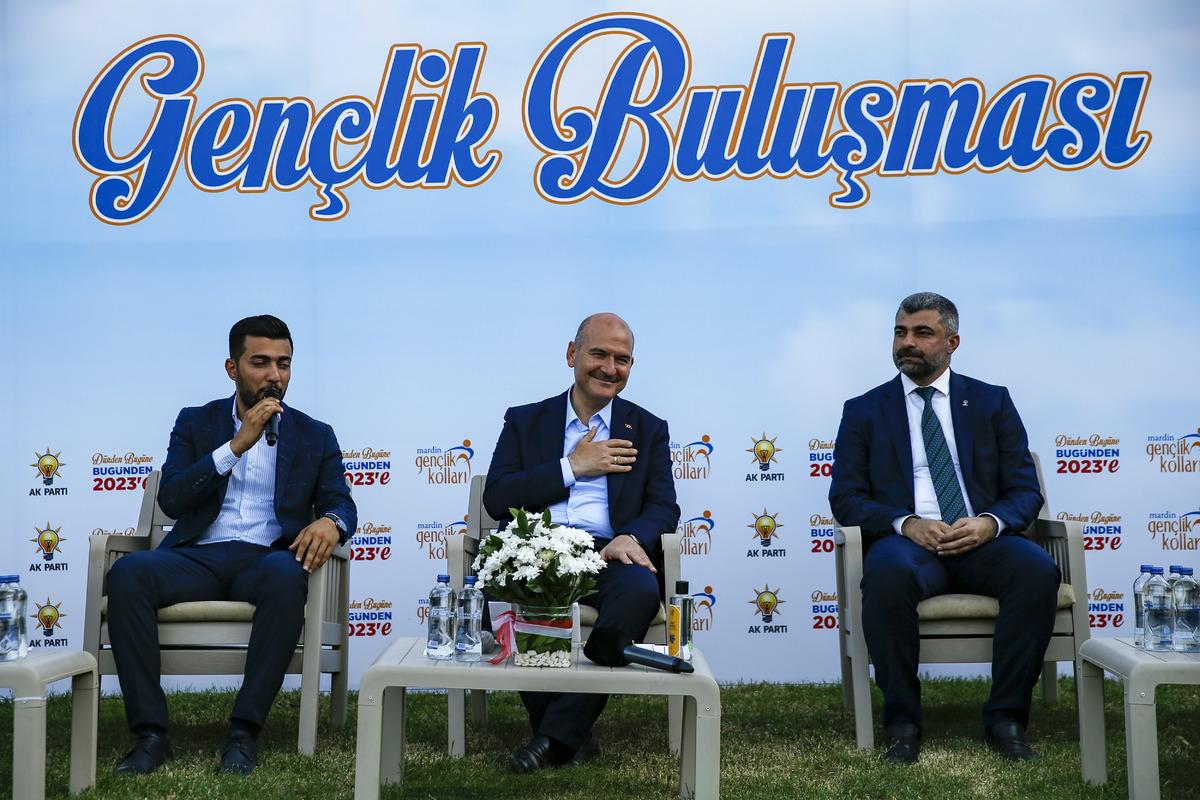 İ&ccedil;işleri Bakanı Soylu, Mardin Darge&ccedil;it'te gen&ccedil;lerle buluştu: