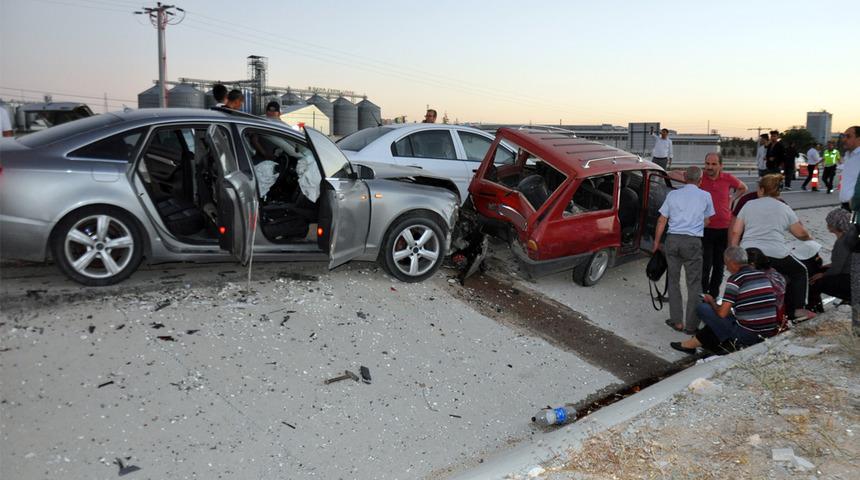 Vali ve TOBB Başkanının konvoy geçişi sırasında zincirleme kaza! 4 kişi yaralandı