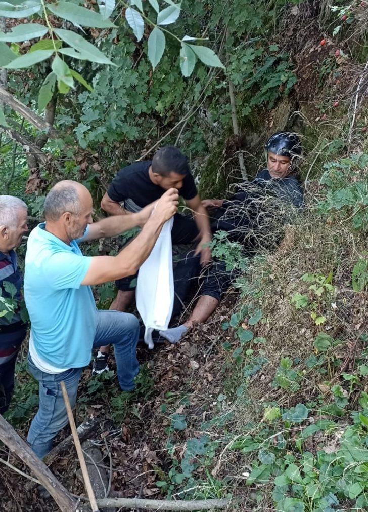 Bursa'da ağaca takılan 2 paraşütçü kurtarıldı G4
