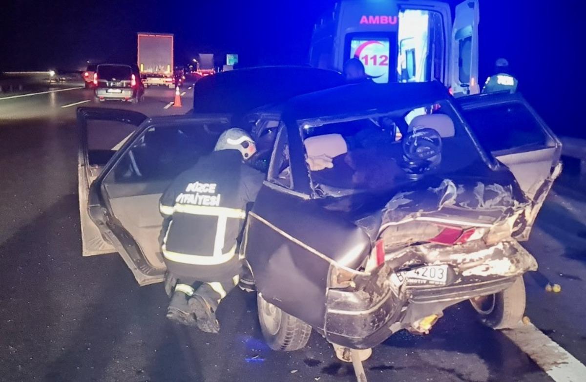 Anadolu Otoyolu'nda minib&uuml;s ile otomobilin &ccedil;arpıştığı kazada 2 kişi yaralandı