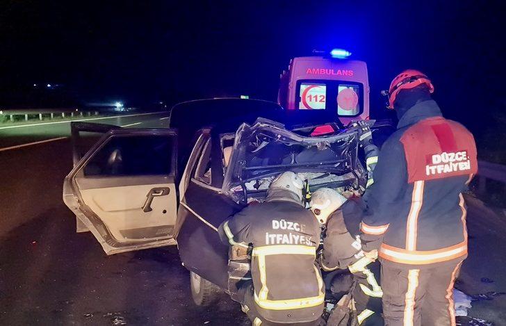 Anadolu Otoyolu'nda minibüs ile otomobilin çarpıştığı kazada 2 kişi yaralandı G3