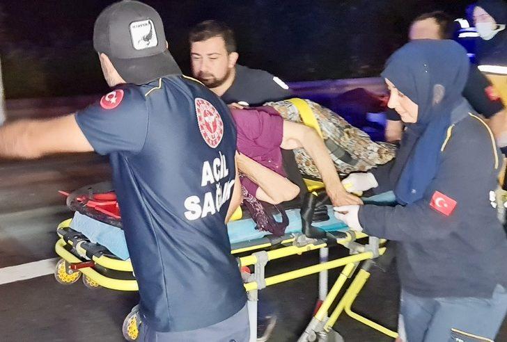 Anadolu Otoyolu'nda minibüs ile otomobilin çarpıştığı kazada 2 kişi yaralandı G4