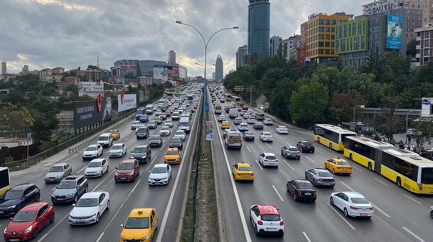 İstanbul’da okullar açıldı! Trafik durma noktasına geldi