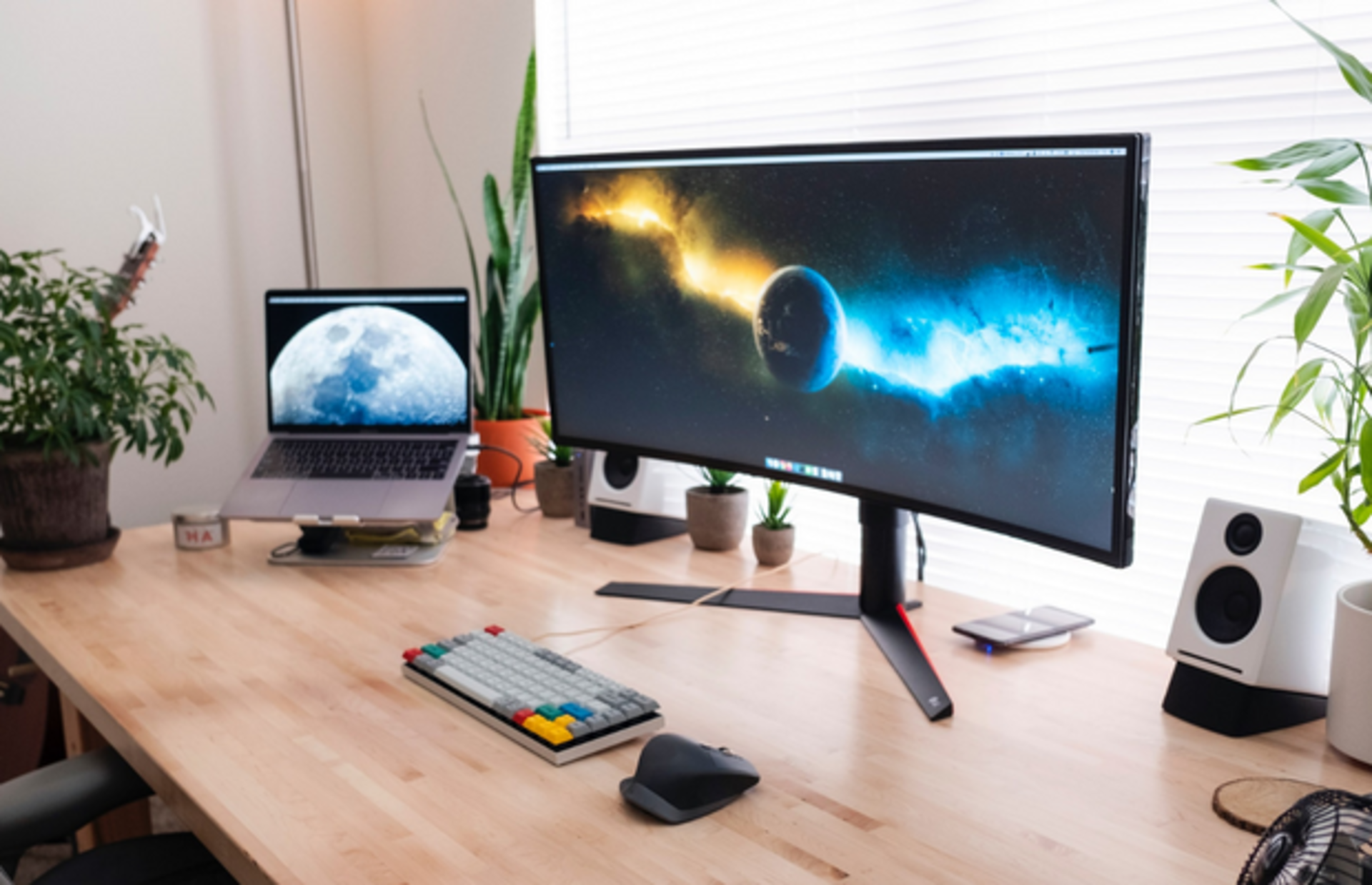 Normal monitör yerine curved monitör isteyenler için en uzun ömürlü ve kullanışlı curved monitör önerileri