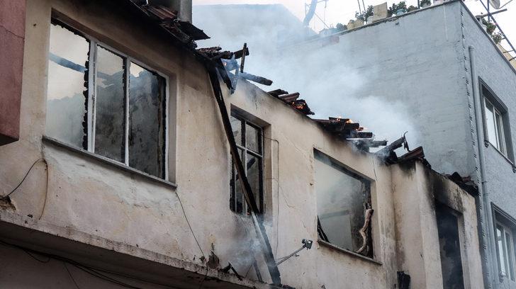Bursa'da iki katlı bina yanarak kullanılamaz hale geldi G3