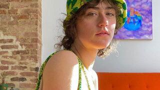 Kamala Harris'in üvey kızı Ella Emhoff'nin podyumda göğsü açıldı