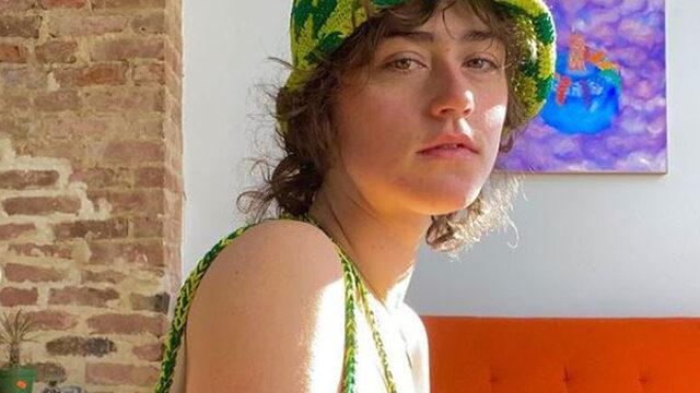 Kamala Harris'in üvey kızı Ella Emhoff'nin podyumda göğsü açıldı