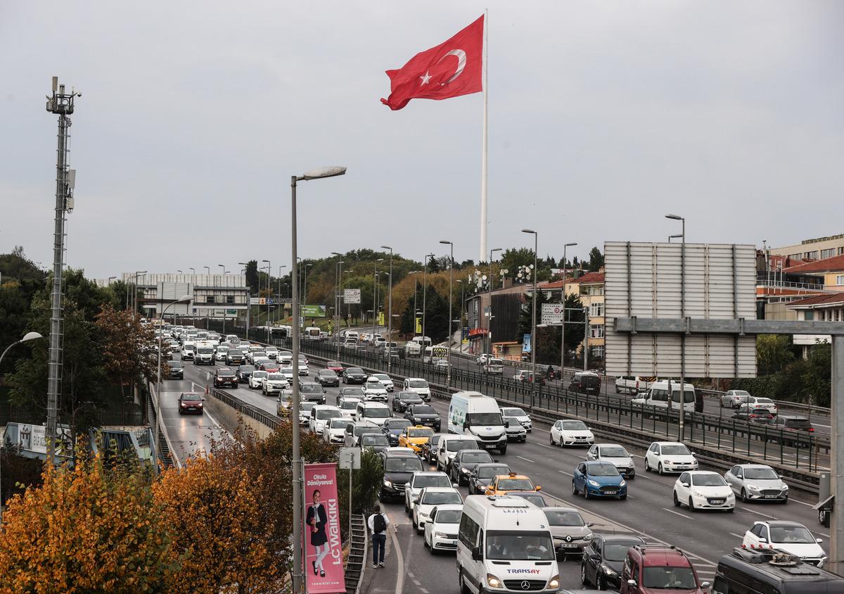 İstanbul İl Milli Eğitim M&uuml;d&uuml;rl&uuml;ğ&uuml; Taksim Cumhuriyet Anıtı'na &ccedil;elenk bıraktı
