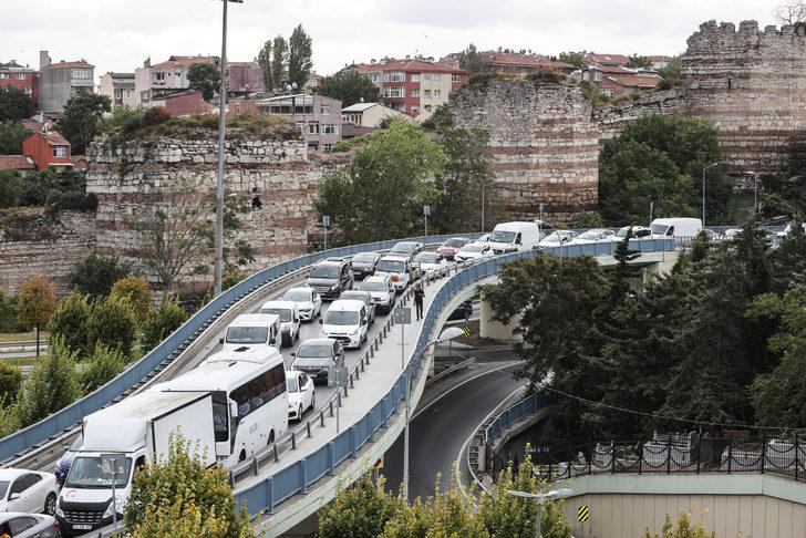 İstanbul İl Milli Eğitim Müdürlüğü Taksim Cumhuriyet Anıtı'na çelenk bıraktı G2