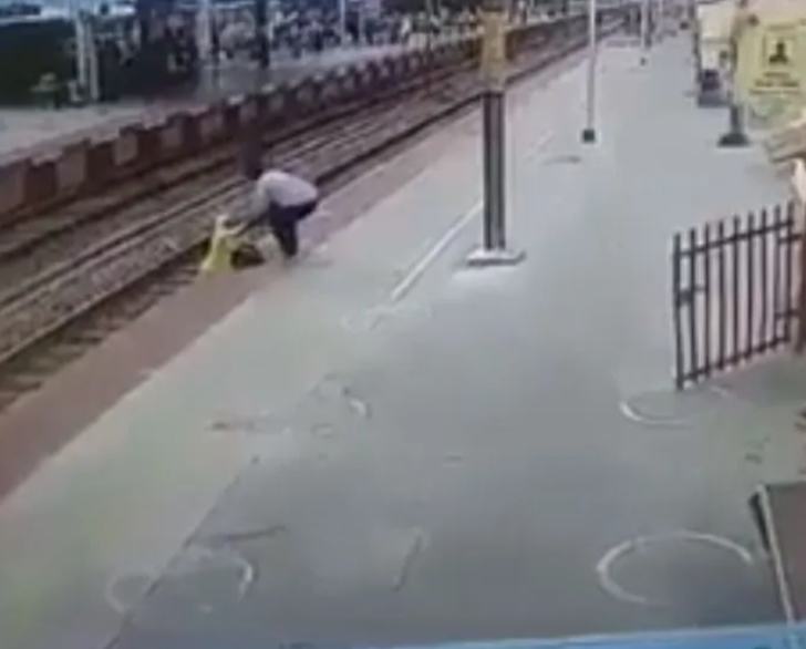 Ölümle kovalamaca oynadı! Tren raylarından karşıya geçti, yetmedi geriye dönüp su şişesini almak istedi G1