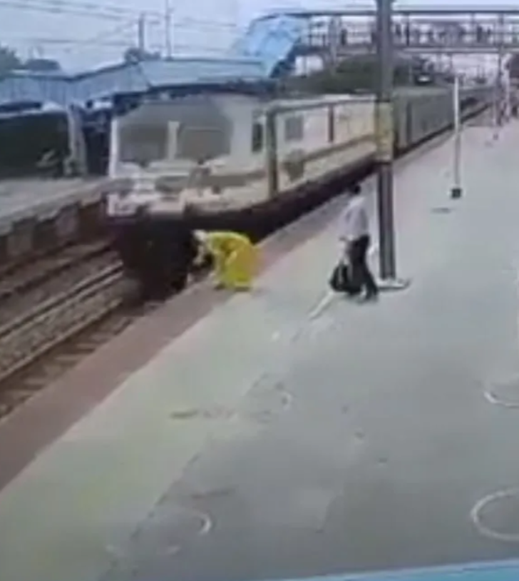 Ölümle kovalamaca oynadı! Tren raylarından karşıya geçti, yetmedi geriye dönüp su şişesini almak istedi G2