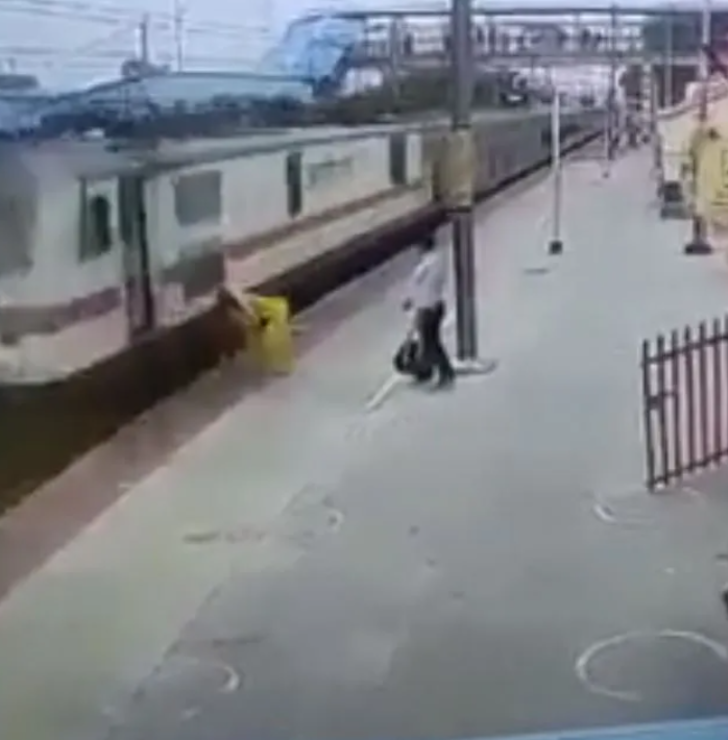 Ölümle kovalamaca oynadı! Tren raylarından karşıya geçti, yetmedi geriye dönüp su şişesini almak istedi G3