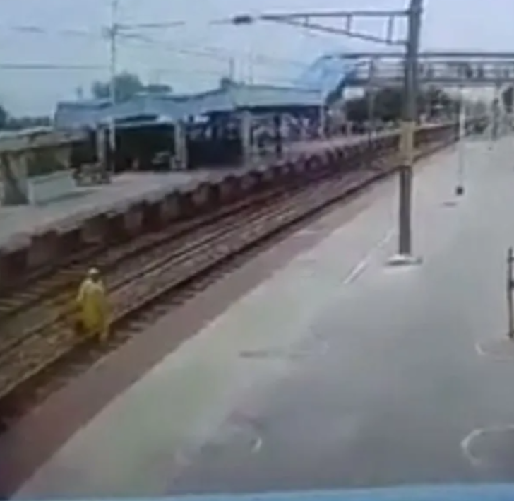 Ölümle kovalamaca oynadı! Tren raylarından karşıya geçti, yetmedi geriye dönüp su şişesini almak istedi G4