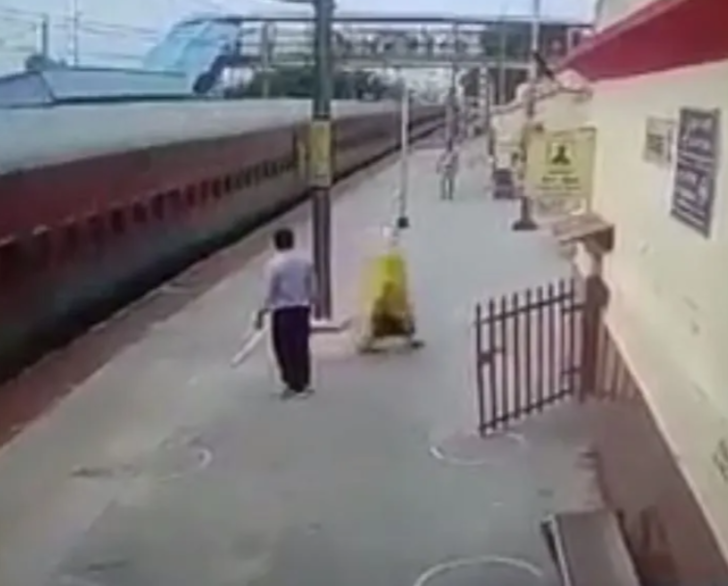 Ölümle kovalamaca oynadı! Tren raylarından karşıya geçti, yetmedi geriye dönüp su şişesini almak istedi G5