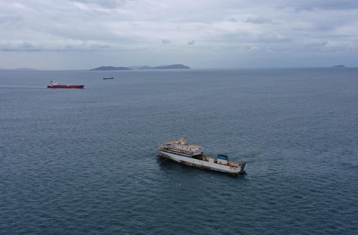 Yunanistan Sahil G&uuml;venlik birimlerinin taciz ateşi a&ccedil;tığı gemi Zeytinburnu a&ccedil;ıklarına demirledi