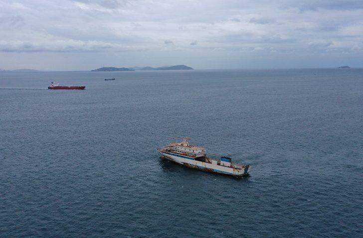 Yunanistan Sahil Güvenlik birimlerinin taciz ateşi açtığı gemi Zeytinburnu açıklarına demirledi G1