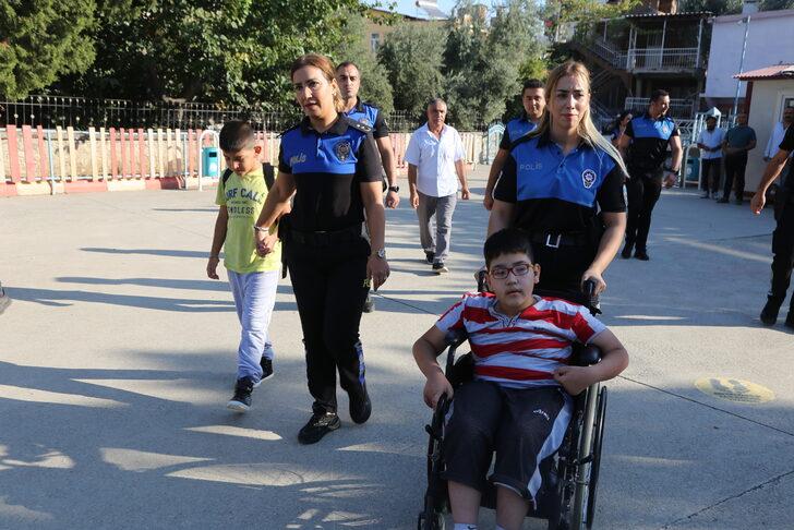 Adana'da polis, anne ve babasını kazada kaybeden 2 kardeşi okula götürdü G2
