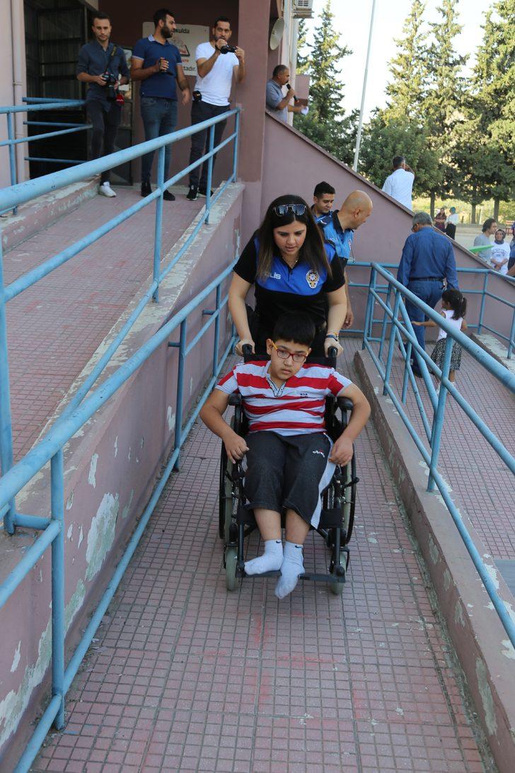 Adana'da polis, anne ve babasını kazada kaybeden 2 kardeşi okula götürdü G4