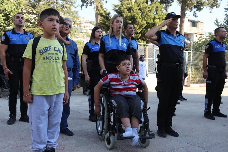 Adana'da polis, anne ve babasını kazada kaybeden 2 kardeşi okula götürdü G3