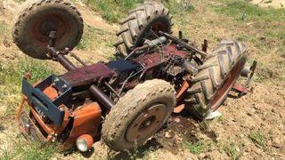 Devrilen traktörünün altında can verdi