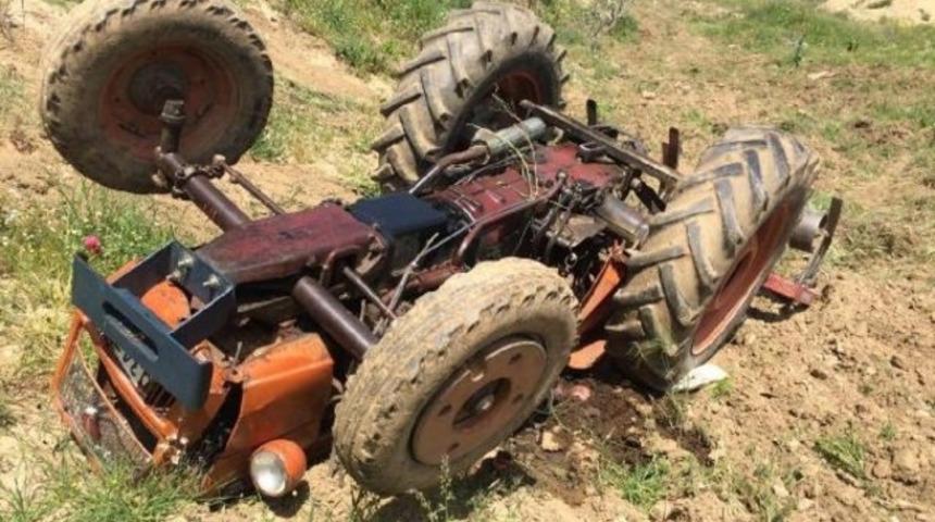Devrilen traktörünün altında can verdi