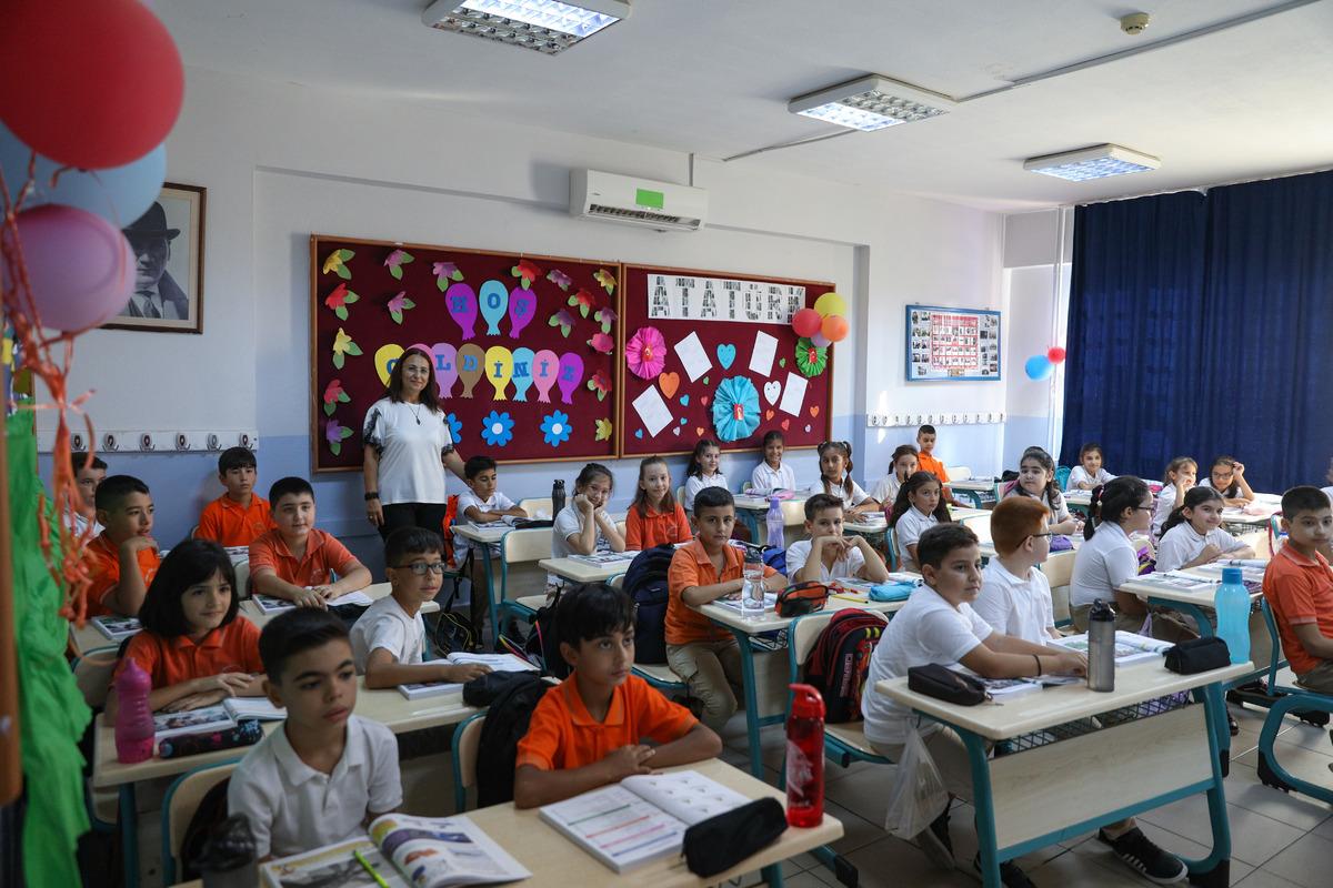 İzmir ve &ccedil;evre illerde yeni eğitim &ouml;ğretim yılı başladı