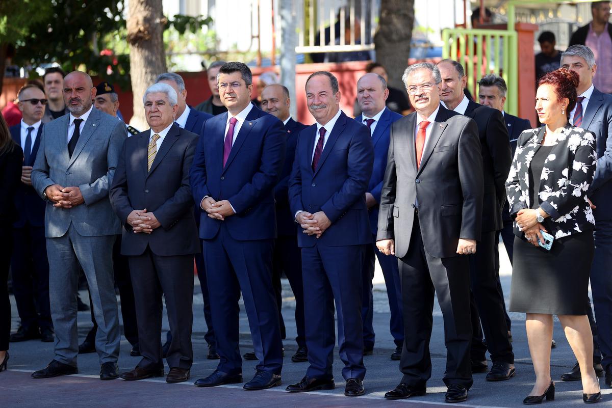 Vali'nin okul ziyaretinde sıra altına saklanan minik &ouml;ğrenci g&uuml;l&uuml;msetti