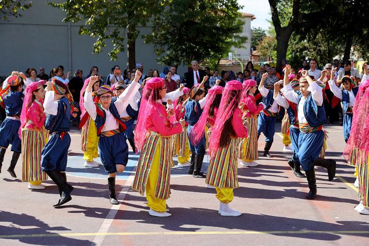 Vali'nin okul ziyaretinde sıra altına saklanan minik öğrenci gülümsetti G2