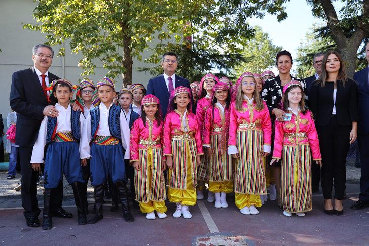 Vali'nin okul ziyaretinde sıra altına saklanan minik öğrenci gülümsetti G3