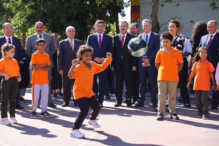 Vali'nin okul ziyaretinde sıra altına saklanan minik öğrenci gülümsetti G4