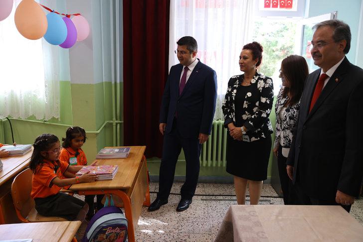 Vali'nin okul ziyaretinde sıra altına saklanan minik öğrenci gülümsetti G5