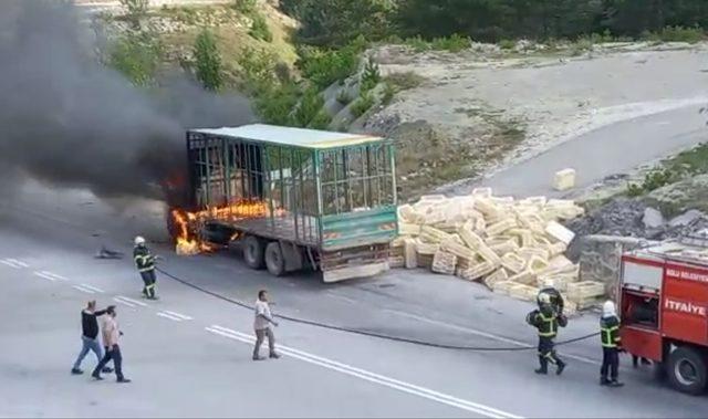 Bolu’da seyir halindeki kamyon yandı