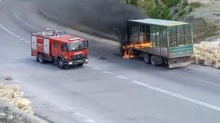 Bolu'da seyir halindeki kamyon yandı