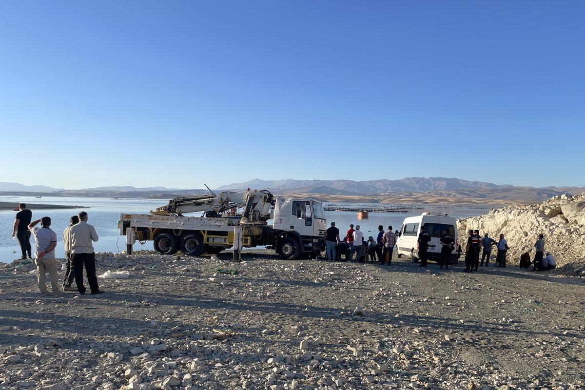 Elazığ'da batan balık&ccedil;ı teknesindeki bir kişiyi arama &ccedil;alışması s&uuml;r&uuml;yor