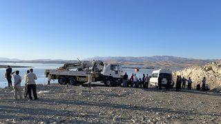 Elazığ'da batan balıkçı teknesindeki bir kişiyi arama çalışması sürüyor