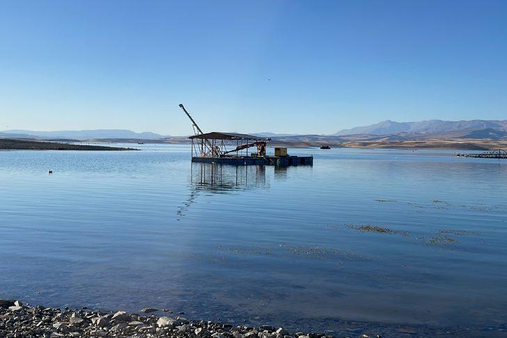 Elazığ'da batan balıkçı teknesindeki bir kişiyi arama çalışması sürüyor G2