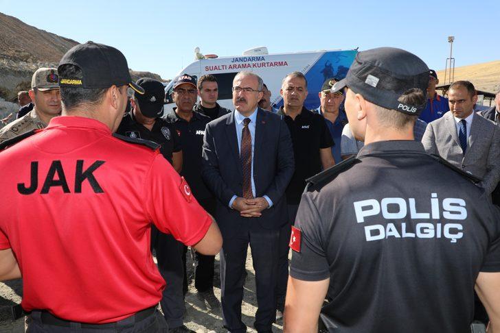 Elazığ'da batan balıkçı teknesindeki bir kişiyi arama çalışması sürüyor G3