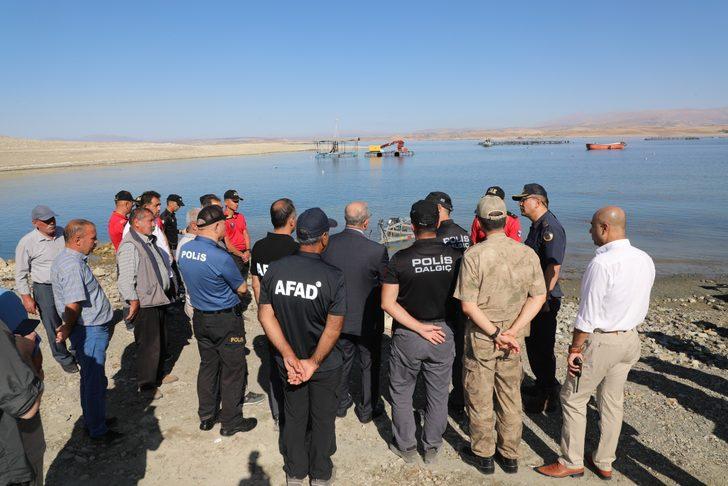 Elazığ'da batan balıkçı teknesindeki bir kişiyi arama çalışması sürüyor G4