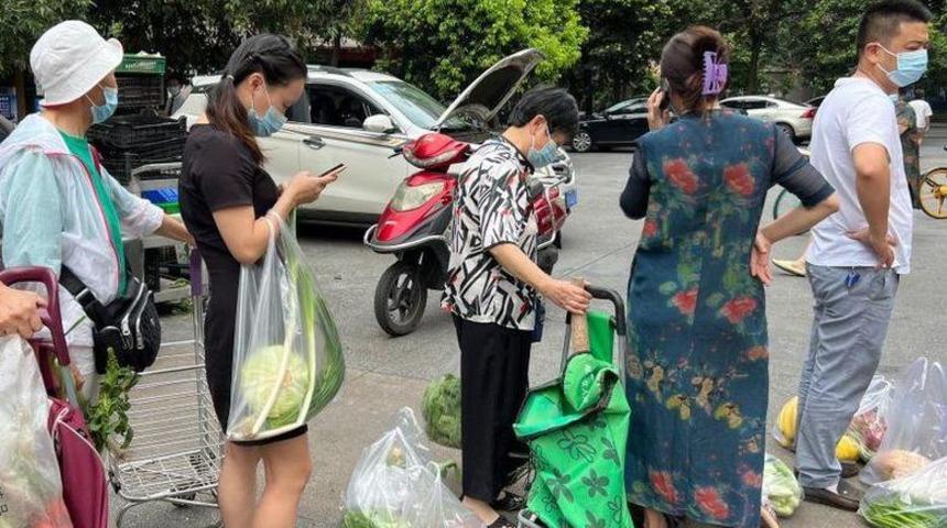 &Ccedil;in'de Covid-19 kısıtlamaları: 'H&uuml;k&uuml;met &ouml;lmemizi mi istiyor?'