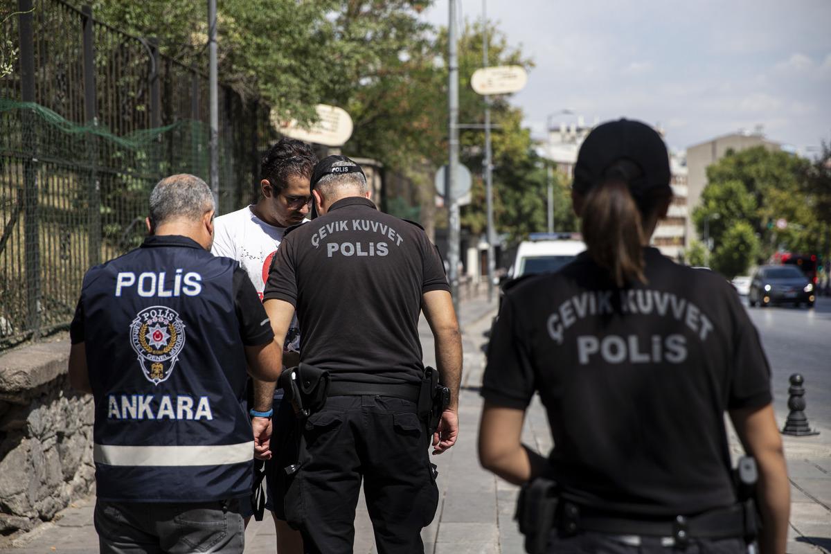 Ankara polisinden yeni eğitim yılında okul &ccedil;evrelerinde denetim